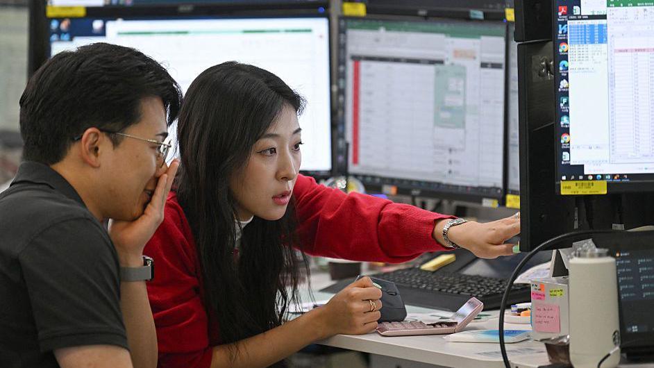 Business image related to Asia stock markets slide as tech shares slump; Kospi halted