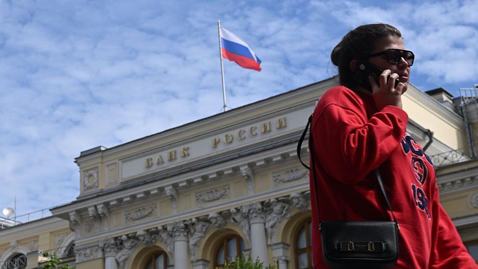 Latest News image related to Russians turn to cash as wartime economy slows